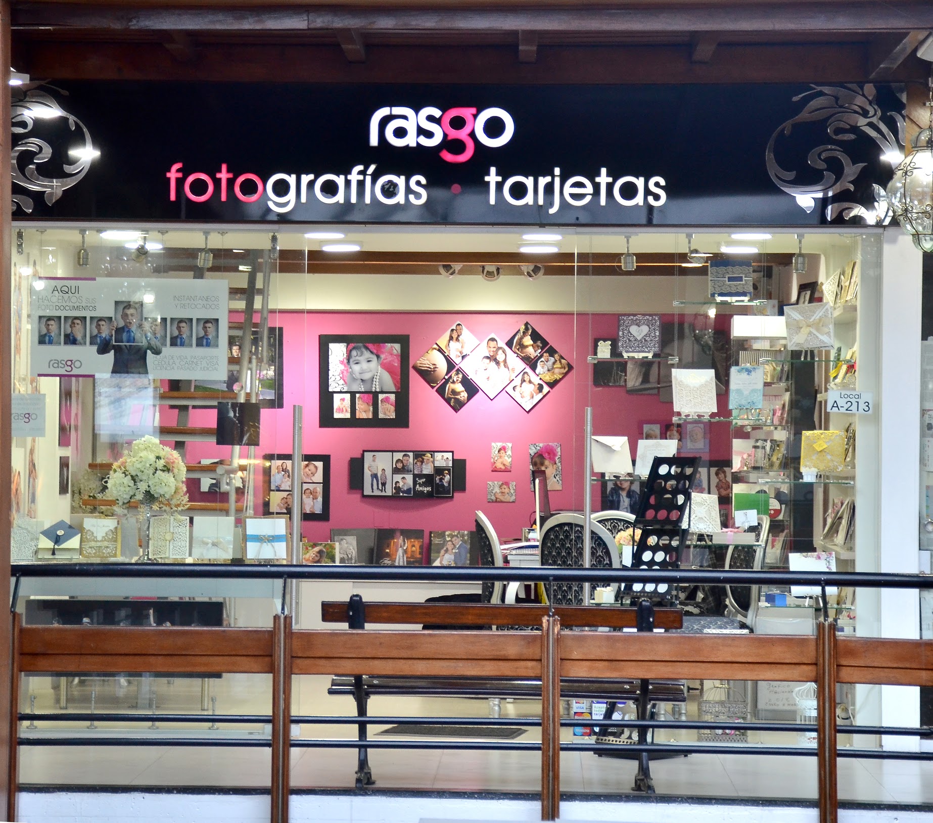 Tienda de Tarjetas Rasgo en el Centro Comercial Hacienda Santa Bárbara, Bogotá