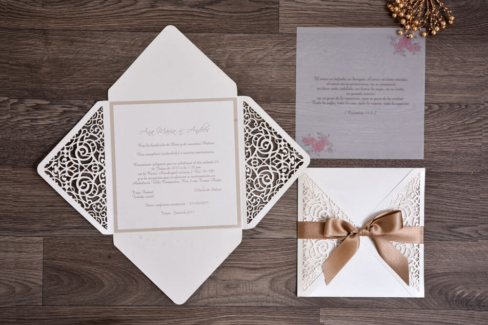 Detalle de materiales y acabados en una invitación de Tarjetas Rasgo